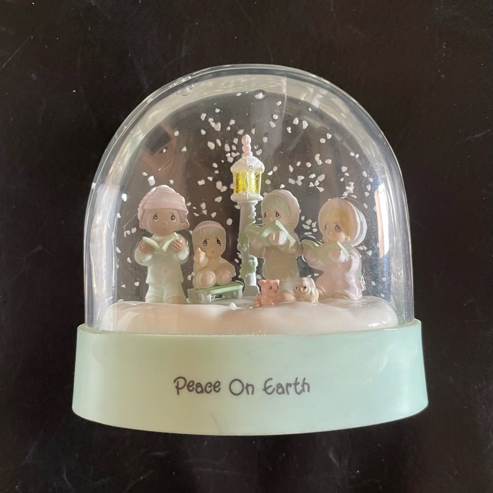 Precious Moments “Peace On Earth” Snow Globe